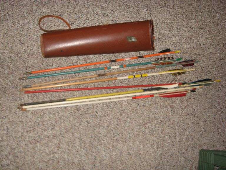 QUIVER AND 6 WOOD ARROWS