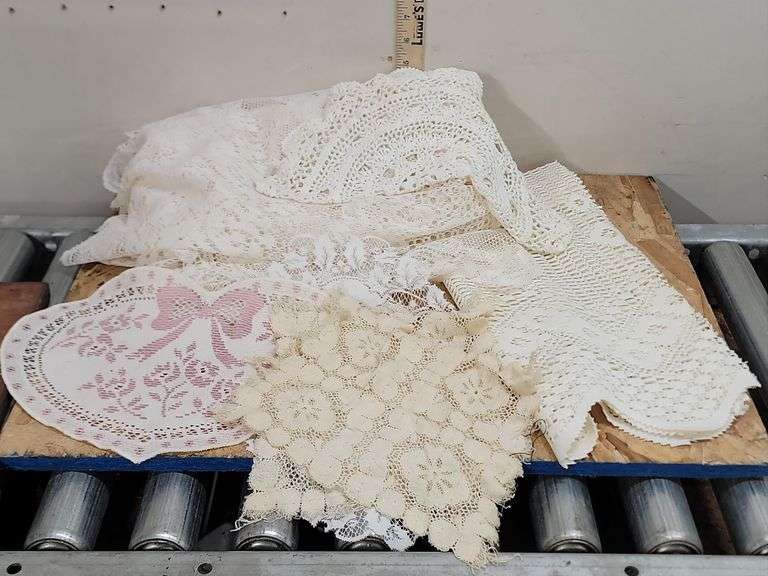 VINTAGE LACE DOILIES, TABLECLOTH & MORE. 00A