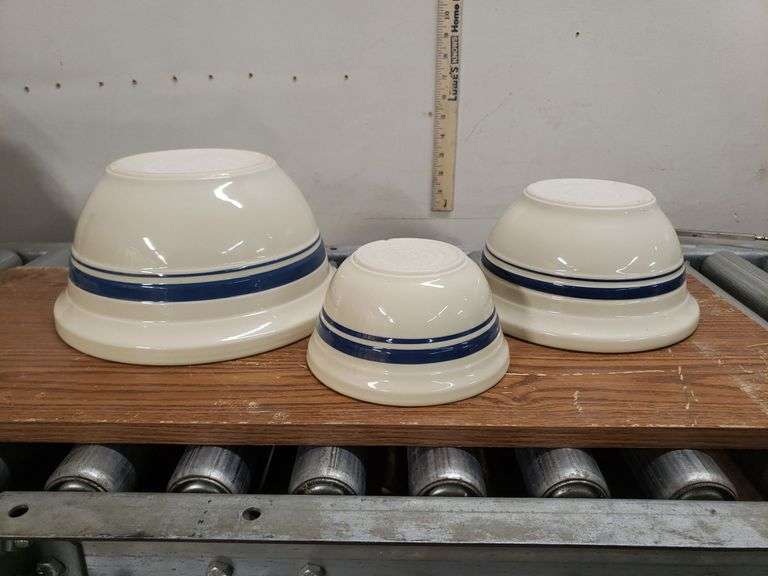 ROSEVILLE POTTERY SET OF MIXING BOWLS. 00C