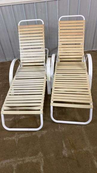 Pair of patio/pool lounge chairs