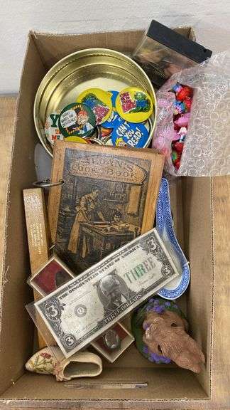 Variety of vintage pins, Strawberry Shortcake and more. 1b