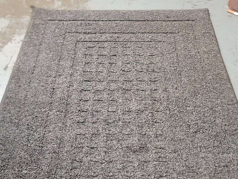 21x61 GRAY RUNNER RUG. 18A