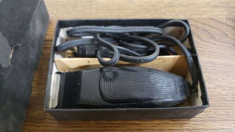 PAIR OF VINTAGE ELECTRIC RAZORS. 11B