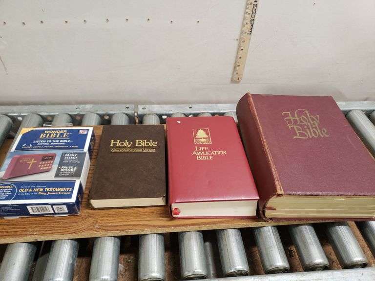 BIBLE LOT. 18C