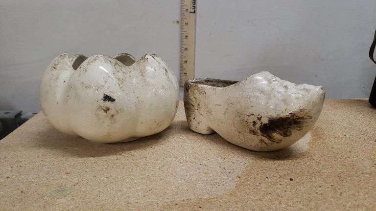PAIR OF CUTE PLANTERS. 01C