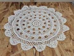 VINTAGE LACE DOILIES, TABLECLOTH & MORE. 00A