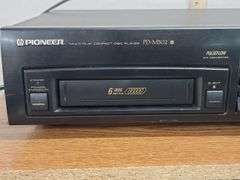 PIONEER MULTI-PLAY COMPACT DISC PLAYER- POWERS ON (MODEL PD-M502) . 1D