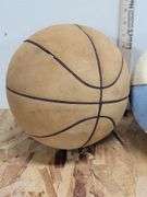 BASKETBALLS, FOOTBALL & AIRPUMP NIP. 18D