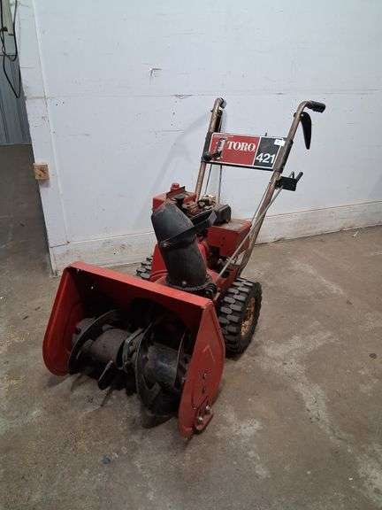 Toro 421 snowblower, pulls good