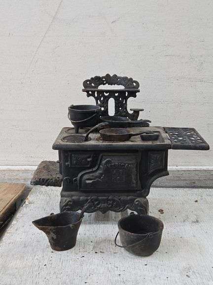 Antique Miniature Cast Iron Stove. 6C