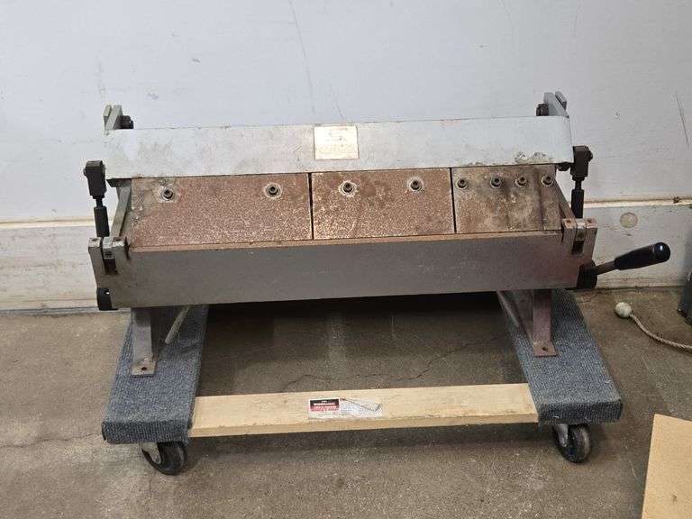 Central Machinery 24" Bench Pan & Box Break (BIN $300)