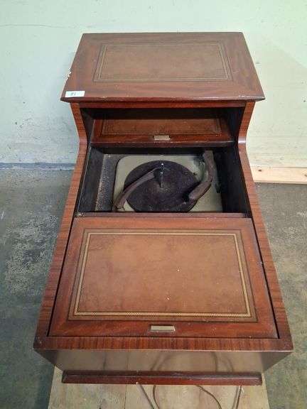 Stereo cabinet, turns on