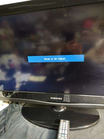 32" Samsung TV with remote does power on