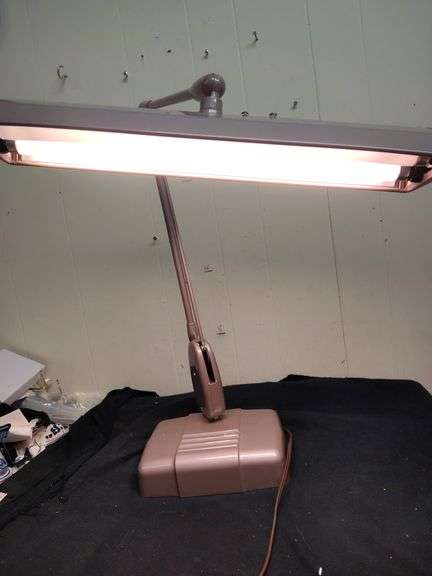 Adjustable desk lamp