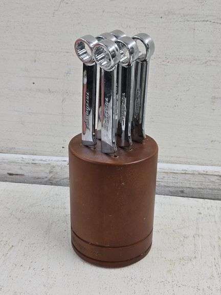 Set of 6 Snap-On Stainless Steel Steak Knife Set with Wooden Block. 9D