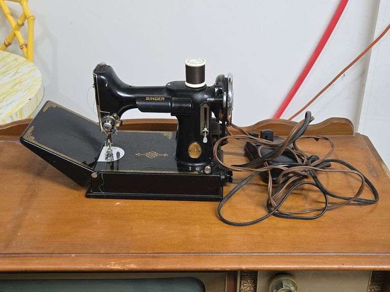 Singer Featherweight Sewing Machine (BIN $400)