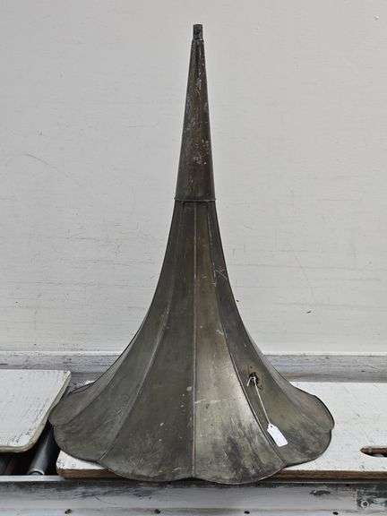 Antique "Tulip" Horn. 20B