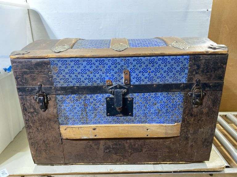 Small humpback antique trunk with contents 24" x 15" x 16.5" tall. 16b