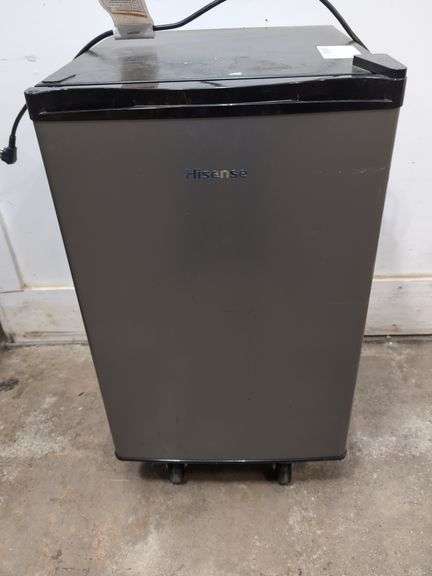 Hisense apartment/dorm refrigerator 17" x 20" x 26" tall. Works!