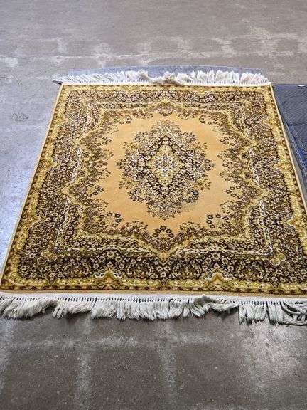 4.5' x 6.5' Traditional Medallion Design Area Rug with Rug Pad