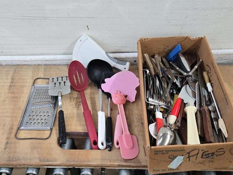 Large Lot of Kitchen Utensils & Knives. 11B - Lil Dusty Online Auctions ...
