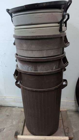 6 Rubbermaid and other garbage cans, only 1 lid