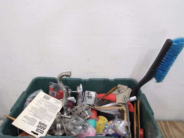 Large tote of miscellaneous household items. 2e