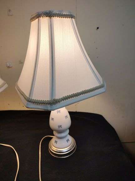 Pair of lamps with bows