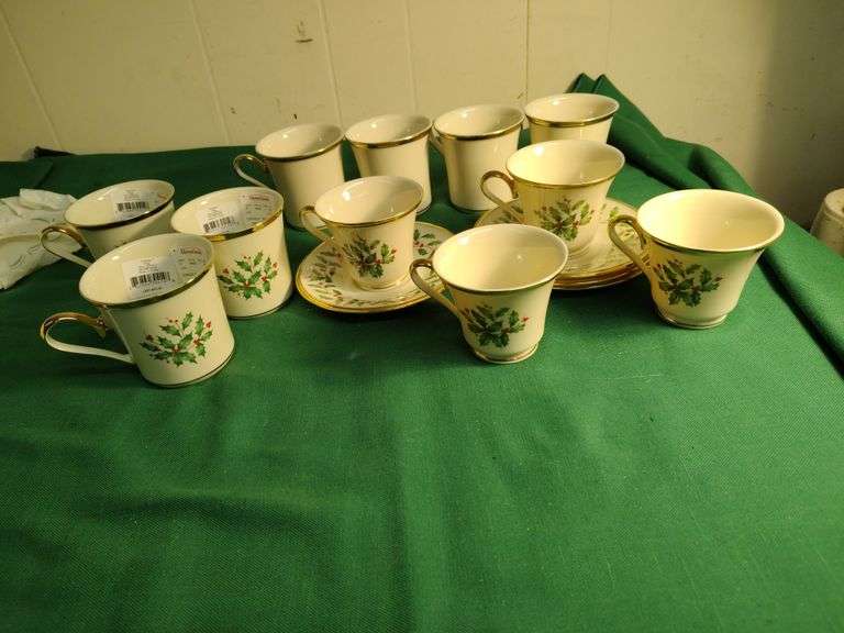 Lenox Holiday 11 cups 4 saucers