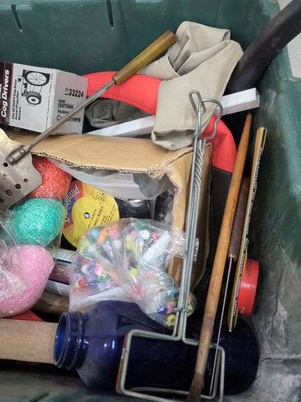 Large tote of miscellaneous household items. 2e
