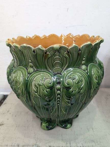 Beautiful flower planter 12.5" dia x 13.5" tall (BIN $50)