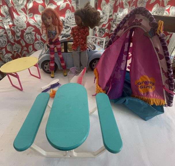 Barbie "VW Slug Bug", Tent, 2 Barbies & Picnic Tables