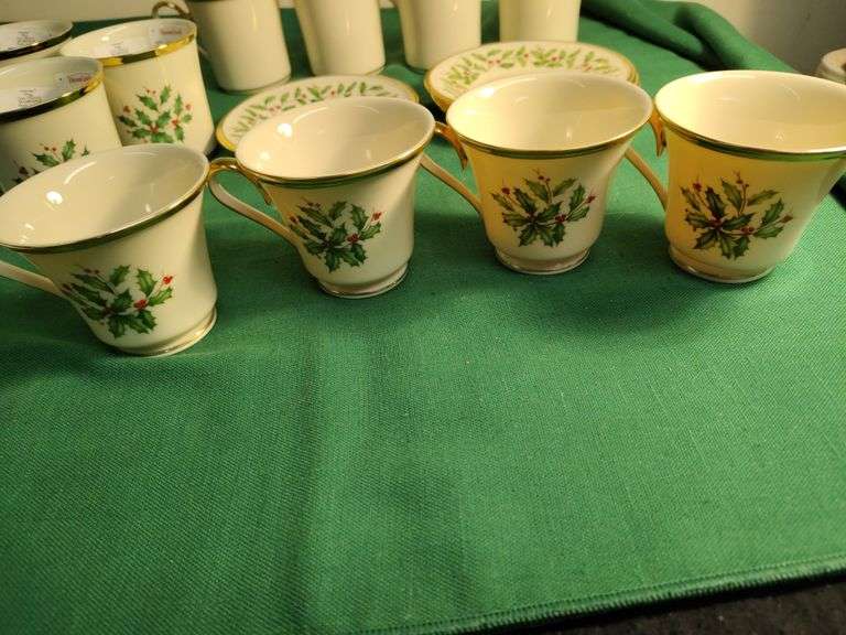 Lenox Holiday 11 cups 4 saucers