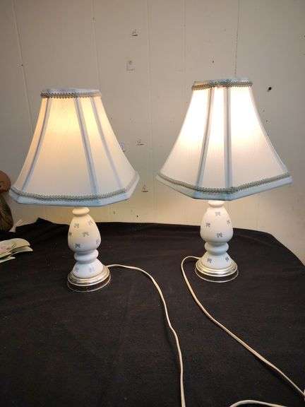 Pair of lamps with bows