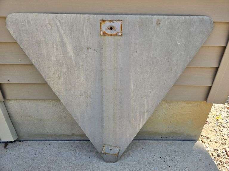 Yield Sign. (BIN) $25