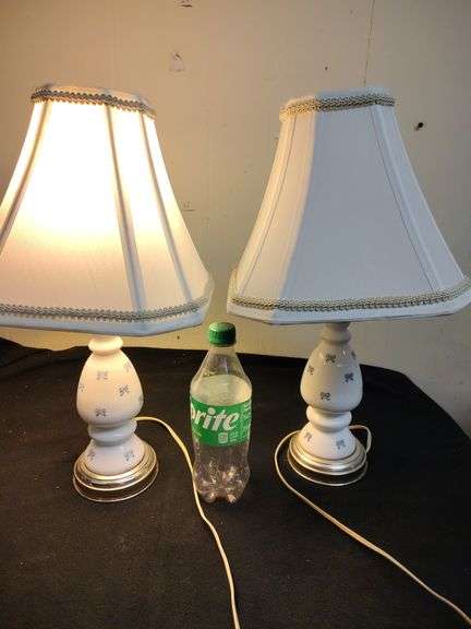 Pair of lamps with bows