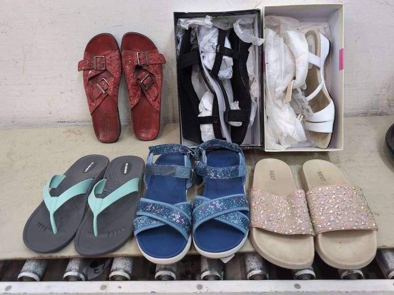 Variety of sandals, sizes 8 and 9. 1b