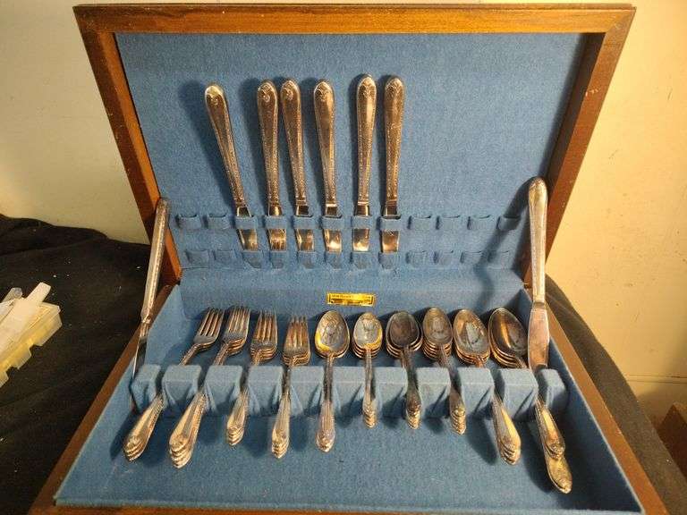 Wm Rodgers & Sons exquisite silverware with case