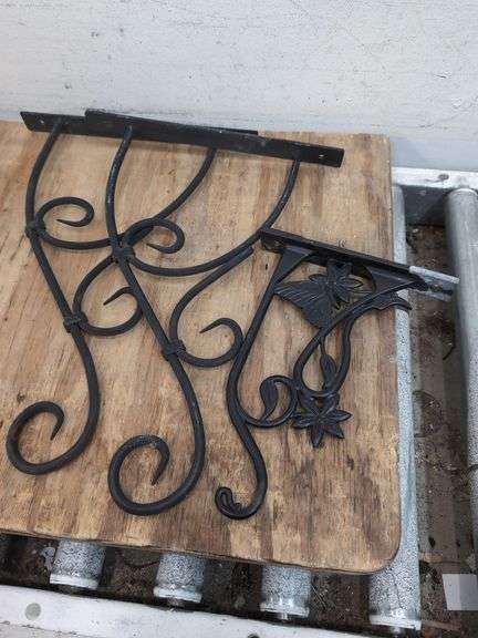 Metal wall hangers for plants. 1b