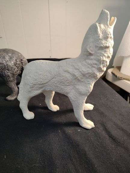 2 Wolf statues