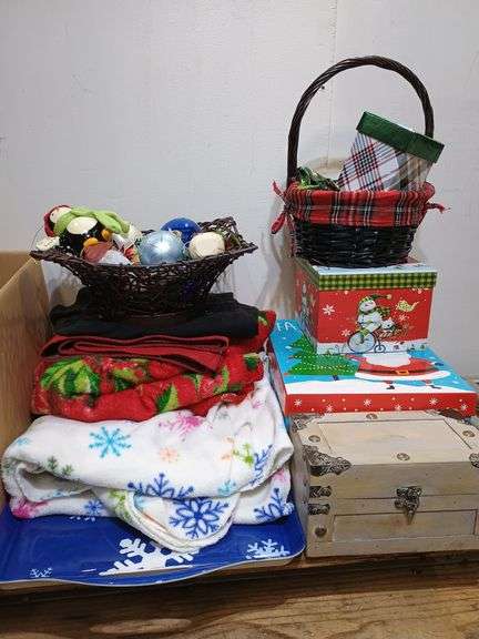 Christmas decor and throws. 8a
