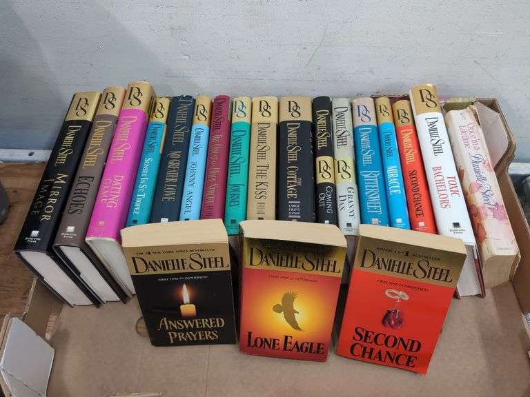 Danielle Steel fiction books. 1e