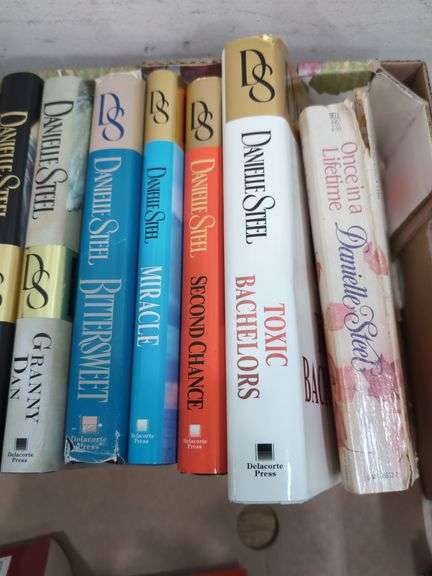 Danielle Steel fiction books. 1e