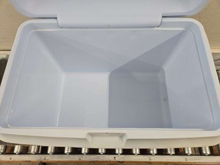 Rubbermaid 56 Qt. Cooler. 6A