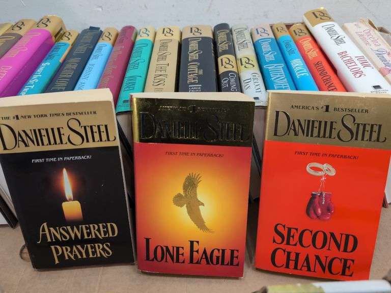 Danielle Steel fiction books. 1e