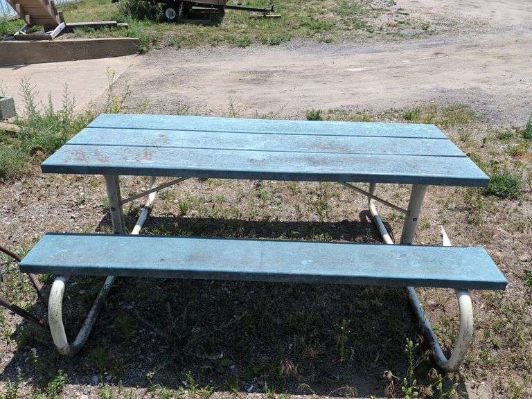 Picnic table