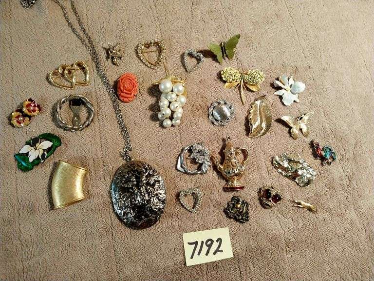 Vintage jewelry. Pins, brooches, earings.