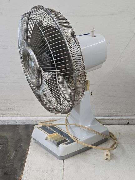 Windmere 12" Oscillating Fan. 6E