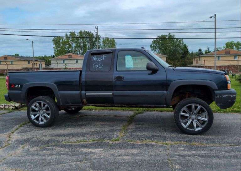 2005 Chevy Silverado 1500 4x4 (BIN $2,500)