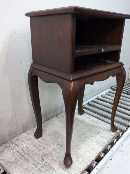 Queen Anne style side table with pull out table top 17" x 12" x 25.5" tall